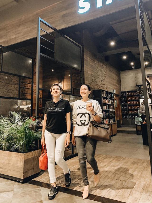 6 Potret Kebersamaan Nikita Mirzani dan Fitri Salhuteru, Bak Saudara Kandung