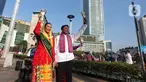 Abang None Jakarta melakukan tarian lenggang Jakarta saat sosialisasi pemilihan Abang None Jakarta 2025 di sekitar kawasan Bundaran Hotel Indonesia, Jakarta, Minggu (8/6/2025). (Liputan6.com/Angga Yuniar)