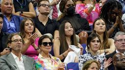 Vera Wang (tengah) menonton pertandingan tenis antara Serena Williams melawan Danka Kovinic pada putaran pertama kejuaraan tenis US Open 2022 di New York, Amerika Serikat, 29 Agustus 2022. (AP Photo/John Minchillo)