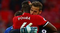 Dua pemain Manchester United, Paul Pogba dan David de Gea. (AFP/Geoff Caddick)