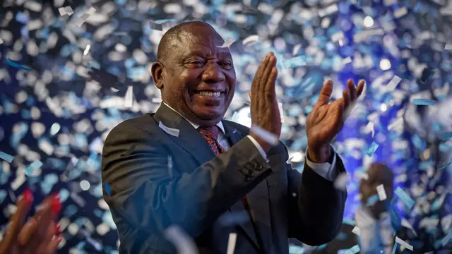 Cyril Ramaphosa memberi aplaus terhadap kemenangan koalisi petahana dalam pemilu Afrika Selatan (AP/Ben Curtis)