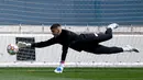 <p>Penjaga gawang Villarreal Argentina Geronimo Rulli menepis bola saat mengikuti sesi latihan di tempat latihan Ciutat Esportiva Vila-Real di Vila-Real , Spanyol, Selasa (26/4/2022). Villarreal akan bertanding melawan wakil Inggris, Liverpool pada leg pertama semifinal Liga Champions di Stadion Anfield, Kamis (28/4/2022) dini hari WIB. (AFP/Jose Jordan)</p>