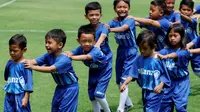 Potret keceriaan Player Escort Kids Allianz pada lanjutan penyisihan Grup H Piala AFC 2019 antara PSM Makassar Vs Home United, Selasa (30/4/2019) di Stadion Pakansari, Kab. Bogor. (Bola.com/Muhammad Iqbal Ichsan)