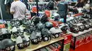 Helm merupakan salah satu perangkat keselamatan wajib bagi para pengendara roda dua. Berbagai jenis dan merk helm tersedia untuk para pengunjung. Harga yang ditawarkan pun bervariasi mulai dari ratusan ribu hingga jutaan Rupiah.