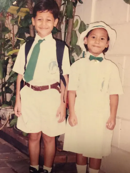 Kalau foto yang satu ini, Pevita menuliskan di keterangan foto bahwa kala itu merupakan hari pertamanya bersekolah. Memakai seragam putih-putih dengan dasi kupu-kupu hijau, dan di foto ini Pevita seperti anak laki-laki. (Instagram/pevpearce)