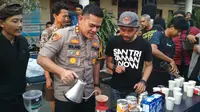 Kapolresta Cirebon AKBD Roland Ronaldy ikut nyeduh kopi bersama salah seorang barista aksi solidaritas pegiat kopi Cirebon terhadap tindakan premanisme yang mengganggu usaha kedai kopi. Foto (Liputan6.com / Panji Prayitno)