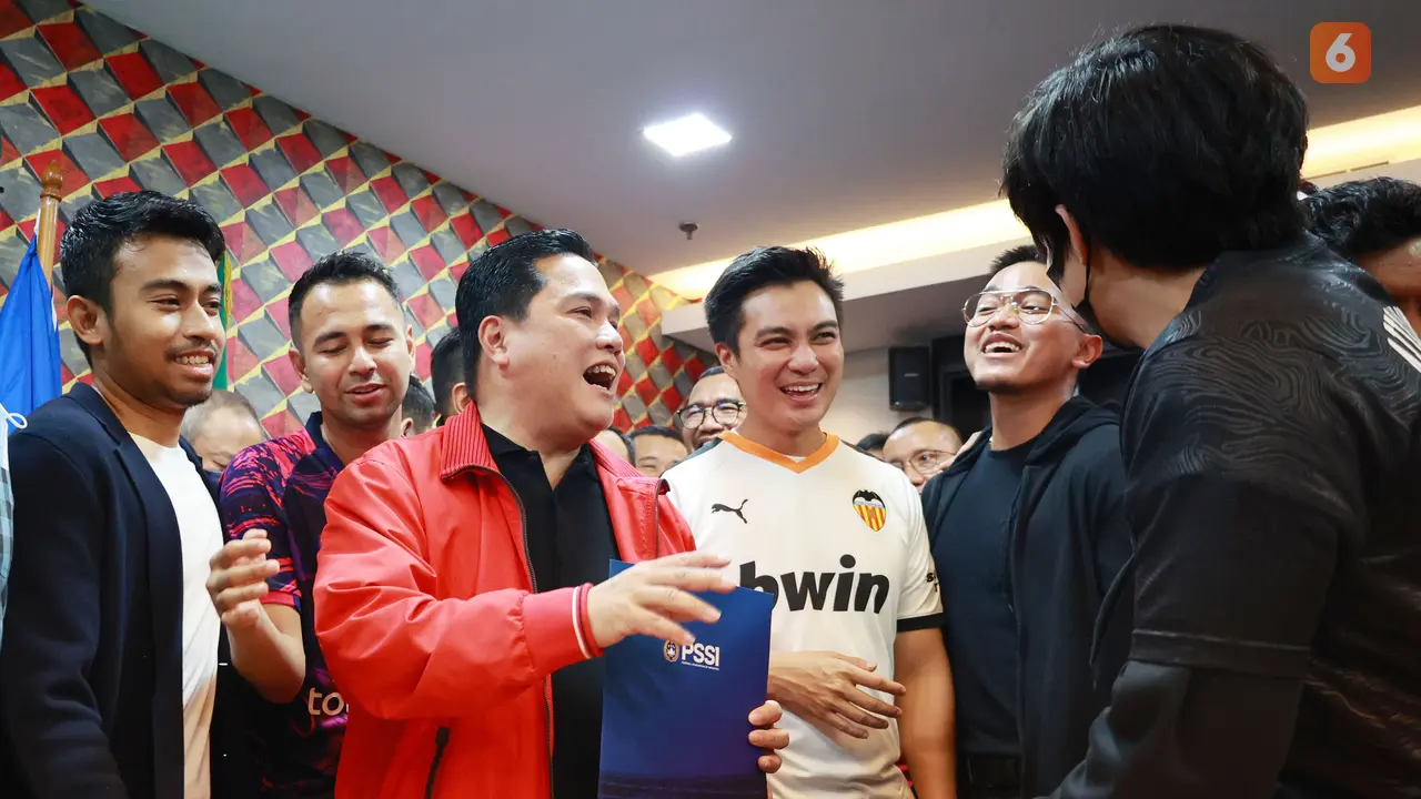 Foto: Kaesang dan Artis Ibukota Dampingi Erick Thohir Daftar Sebagai Calon Ketua Umum PSSI