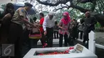Menyambut hari jadi Kota Tangerang ke-23, sejumlah aparat dan mantan penjabat menaburkan bunga di Taman Makam Pahlawan Taruna, yang berada di kawasan Daan Mogot, Kota Tangerang, Minggu (28/2/2016). (Liputan6.com/Faisal R Syam)