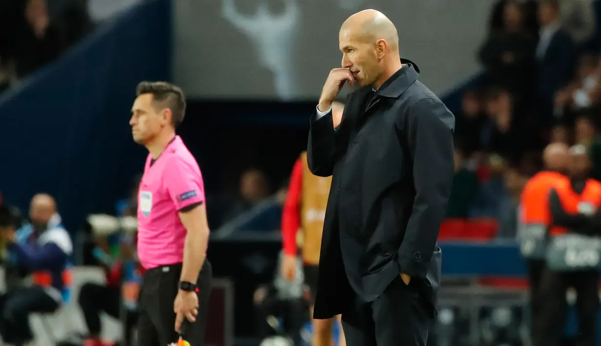 Reaksi pelatih Real Madrid, Zinedine Zidane menyaksikan tim asuhannya melawan Paris Saint-Germain (PSG) pada laga Grup A Liga Champions di Parc des Princes, Rabu (18/9/2019). Real Madrid kalah telak dengan skor 0-3. (AP Photo/Francois Mori)