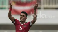 Bek Arema FC, Bagas Adi, ditunjuk oleh Luis Milla sebagai kapten Timnas Indonesia U-22 saat menghadapi Myanmar. Tetapi ban kapten pada babak kedua diganti dari Bagas Adi ke gelandang Bhayangkara FC, Evan Dimas. (Bola.com/Vitalis Yogi Trisna)