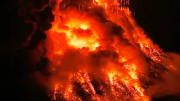 Pemandangan lava panas yang keluar dari puncak Gunung Mayon di Kota Legazpi, Provinsi Albay, Filipina, Selasa (23/1). Lebih dari 27.000 penduduk desa telah meninggalkan rumah mereka sejak Gunung Mayon bergemuruh dalam sepekan. (AP Photo/Bullit Marquez)