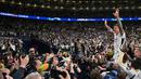 Gelandang Real Madrid, Toni Kroos (kanan) saat merayakan kemenangan bersama para suporter usai memenangi Liga Champions 2023/2024 melawan Borussia Dortmund di stadion Wembley, London, pada 1 Juni 2024. (Glyn KIRK/AFP)