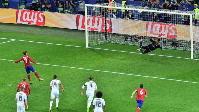 Penalti pemain Atletico Madrid, Antoine Griezmann, gagal setelah terkena mistar gawang Real Madrid dalam final Liga Champions di Stadion San Siro, Milan, Minggu (29/5/2016) dini hari WIB. (AFP/Giuseppe Cacace)