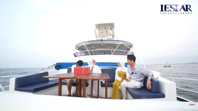 Kapal mewah pernah dibeli Rizky Billar sebagai kado untuk Lesti Kejora. Biarpun milik Lesti, Billar tampak ikut menikmatinya bak milik sendiri. (Foto: YouTube/Leslar Entertaiment)