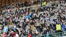 Wajah Kalidou Koulibaly  memenuhi stadion saat Suporter Napoli memberi dukungan sebelum laga  Serie A Liga Italia di San Paolo stadium, Minggu (7/2/2016).  Kalidou mendapat dukungan atas tindakan rasis dari fans Lazio. (AFP/Carlo Hermann)