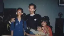 Momen Presiden Jokowi berfoto bersama ketiga anaknya ini curi perhatian. Gibran saat itu masuki usia remaja. Gayanya yang kutu buku ini curi perhatian. Gibran tampak sosok yang rajin dengan penampilan berkacamata. (Liputan6.com/IG/gibran_rakabuming)