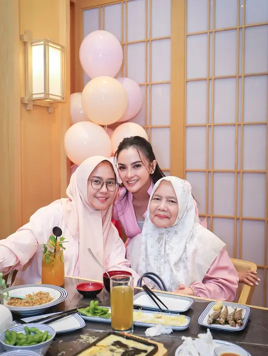 Kehangatan keluarga kecil ini terpancar dari outfit senada yang mereka pilih. Tidak hanya memberikan kesan kompak, tetapi juga menonjolkan sisi stylish masing-masing anggota keluarga. Penampilan mereka menjadi bukti bahwa warna pink dapat digunakan oleh siapa saja dan tetap terlihat modis!