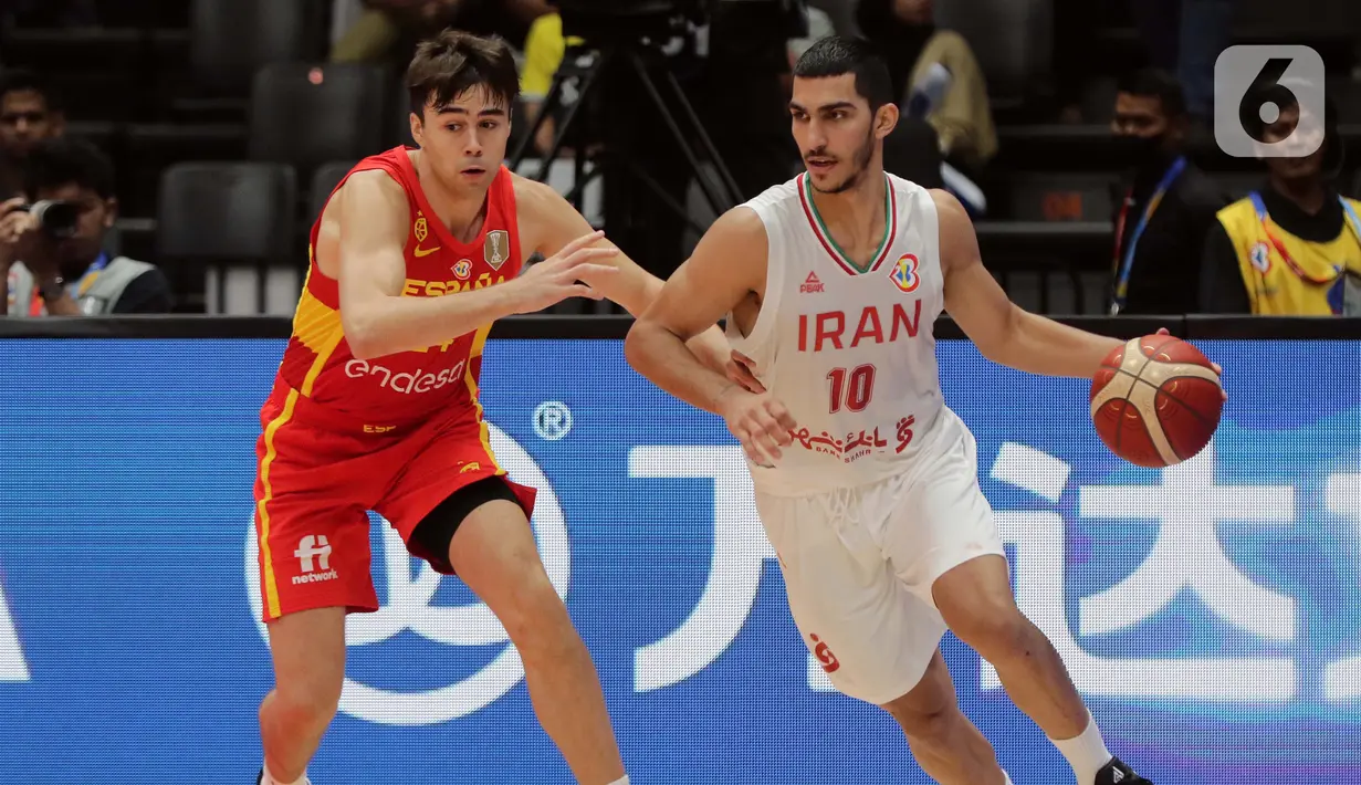Pemain timnas basket Spanyol, Juan Nunez (kiri) berebut bola dengan pemain Iran, Piter Girgoorian pada penyisihan Grup G FIBA World Cup 2023 di Indonesia Arena, Gelora Bung Karno, Jakarta, Rabu (30/8/2023). (Liputan6.com/Helmi Fithriansyah)