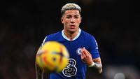 Aksi gelandang Chelsea, Enzo Fernandez saat menghadapi Fulham pad alaga Lga Inggris 2022/2023 di Stamford Bridge, London (3/2/2023). Enzo Fernandez dilepas ke Chelsea pada tengah musim 2022/2023 usai tampil apik bersama Timnas Argentina di Piala Dunia 2022 dengan nilai transfer 121 juta euro atau setara Rp2 triliun setelah baru membela Benfica hanya setengah musim sejak didatangkan dari River Plate pada awal musim 2022/2023. (AFP/Glyn Kirk)