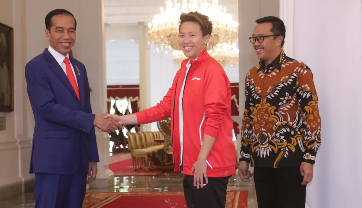 Atlet bulu tangkis, Liliyana Natsir menemui Presiden Joko Widodo didampingi Menpora Imam Nahrawi di Istana Merdeka, Jakarta, Selasa (29/1). Liliyana, yang telah memutuskan pensiun sebagai atlet bulu tangkis, berpamitan kepada Jokowi. (Liputan6.com/HO/Ran)