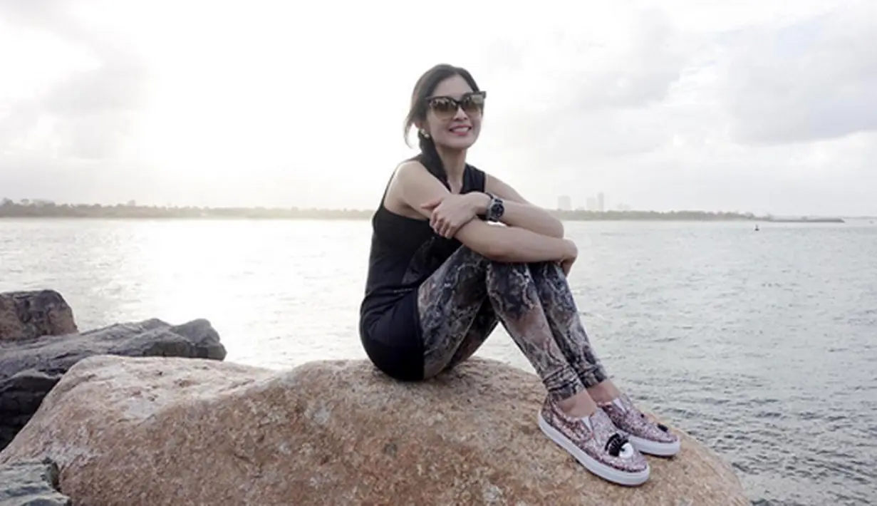 Perempuan kelahiran Pangkal Pinang ini sedang menikmati sunset di Gold Coast. (Instagram/@sandradewi88)