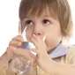 Khususnya anak-anak yang makannya sulit diatur, minum air putih bisa menjadi alternatif yang mudah dilakukan.