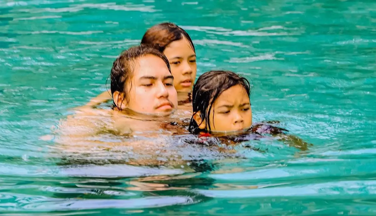 El Rumi berenang bareng kedua adiknya, Safeea Ahmad dan Ahmad Syailendra Aerlangga. (Instagram/elelrumi)