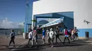 Penumpang keluar dari kapal pesiar Mardi Gras Carnival yang berlabuh di Teluk San Juan, Puerto Rico, Selasa (3/8/2021). Mardi Gras Carnival menjadi kapal pesiar pertama yang mengunjungi wilayah AS sejak pandemi COVID-19. (AP Photo/Carlos Giusti)