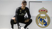 Kiper baru Real Madrid, Thibaut Courtois, berpose saat diperkenalkan di Stadion Santiago Bernabeu, Madrid, Kamis (9/8/2018). Pemain berusia 26 tahun pindah setelah empat musim terakhir jadi kiper utama Chelsea. (AP/Andrea Comas)