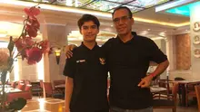 Erick Ibrahim dan Tristan. Meski pengalaman jadi pesepak bola, Erick mengaku jantungan lihat anaknya melawan Laos. (Bola.com/Gatot Sumitro)