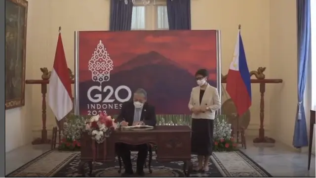 6 Gaya Ngantor Menlu Retno Marsudi yang Tuai Pujian, Disebut Ibu Pejabat Paling Fashionable