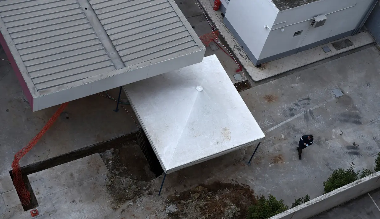 Seorang karyawan memeriksa lokasi ditemukannya bom dari masa Perang Dunia II di Kota Thessaloniki, Yunani, 9 Februari 2017. Penemuan bom itu ketika memperluas area tangki bawah tanah sebuah pompa bensin di Kota Thessaloniki. (AP Photo/Giannis Papanikos)