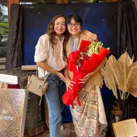 Paras cantik anak pertama Dewi Rezer mencuri perhatian warganet. Brinette anak pertama Dewi dan Marcellio Lefrand menarik perhatian warganet. Berikut potret kebersamaan Dewi Rezer dan Brinette. [Instagram/rezerdewi]