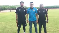 Para mentor Safin Pati Football Academy (SPFA), termasuk Kas Hartadi (kanan) dan Kurnia Sandi (kiri). (Dokumen pribadi Kas Hartadi)