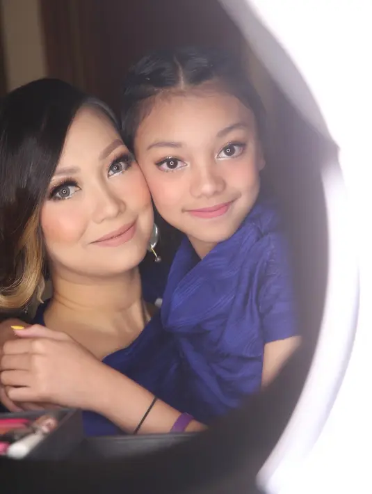 Menurut penyanyi kelahiran Bukittinggi 39 tahun silam ini, lagu itu merupakan curahan hatinya melihat putrinya yang mulai beranjak dewasa. Lagu yang bercerita kekhawatiran seorang ibu itu diciptakan oleh Mhala Numata. (Instagram/riafinola)