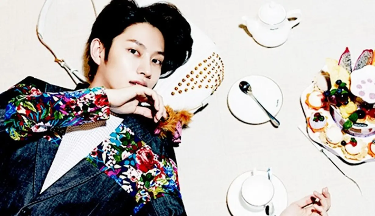 Tak hanya dikenal sebagai idol yang ramah, Heechul juga termasuk orang yang selalu menempati janji. Ia pernah berjanji untuk datang ke wisuda Kim So Hye IOI dan Heechul pun menepatinya. (Foto: soompi.com)