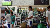 Skuat Persib saat latihan di Universe Fitnes, Bandung. (Bola.com/Erwin Snaz)