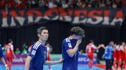 Pemain Timnas Futsal Jepangm Shoto Yamanaka tak kuasa menahan tangis setelah kalah dari Timnas Indonesia dalam laga semifinal Piala Asia Futsal 2026 di Indonesia Arena, Senayan, Jakarta, Kamis (05/02/2026). (Bola.com/Bagaskara Lazuardi)