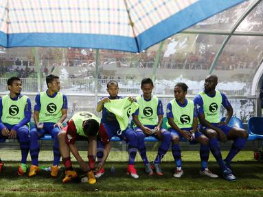 Michael Essien (kiri) dan Carlton Cole (kanan) saat berada di bangku pemain saat melawan PS TNI pada lanjutan Liga 1 2017 di Stadion Pakansari, Bogoro, Sabtu (22/4/2017). Persib bermain imbang 2-2 dengan PS TNI. (Bola.com/Nicklas Hanoatubun)