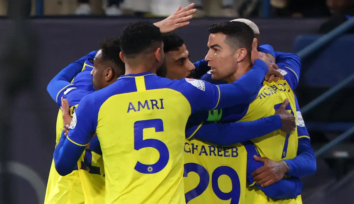 Pemain Al Nassr, Cristiano Ronaldo (kanan) melakukan selebrasi bersama rekannya setelah Anderson Talisca mencetak gol kemenangan ke gawang Al Ettifaq saat laga lanjutan Liga Pro Arab Saudi 2022/2023 yang berlangsung di Mrsool Park, Riyadh, Arab Saudi, Minggu (22/01/2023). Al Nassr berhasil menang dengan skor 1-0 dan kini menempati puncak klasemen sementara Liga Pro Arab Saudi 2022/2023. (AFP/Fayez Nureldine)
