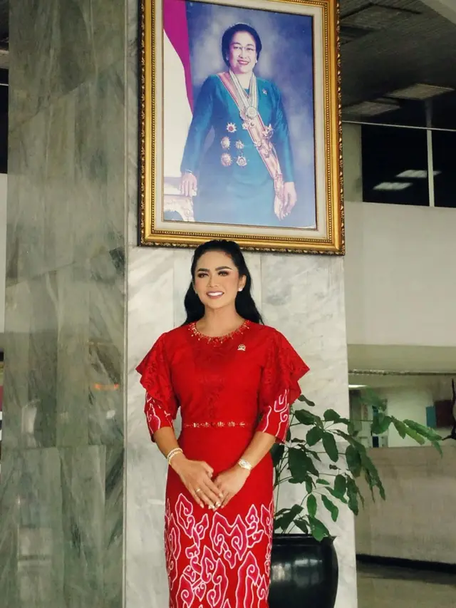 Batik dan Kebaya Merah Putih ala Kris Dayanti (Foto: Instagram @krisdayantilemos)