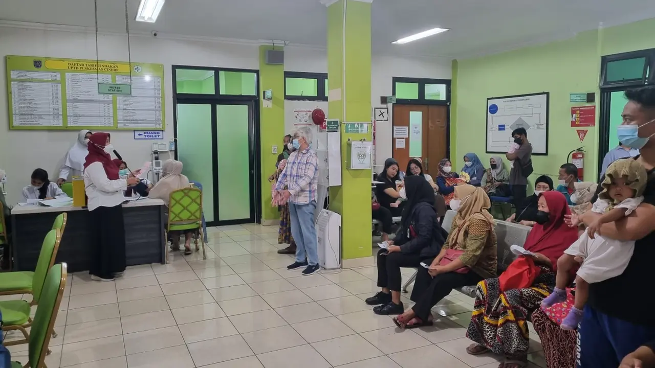 Petugas Puskesmas Cinere memberikan sosialisasi kenaikan harga tarif pelayanan kepada pasien di Puskesmas Cinere, Kota Depok.