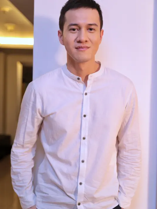 "Mendalami karakternya sih enggak terlalu susah, soalnya beda tipis sama kehidupan gua. Gua kan juga takut kawin, haha. Kayaknya semua yang belum kawin punya kekhawatiran yang sama ya," ucap Herjunot Ali. (Adrian Putra/Bintang.com)