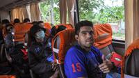 SALING MENGHORMATI - Bek asal Arema, Fabiano Beltrame, menghormati rekan-rekannya yang berpuasa dengan tidak makan dan minum di bus yang mengantar rombongan tim ke Banyuwangi. (Bola.com/Kevin Setiawan)