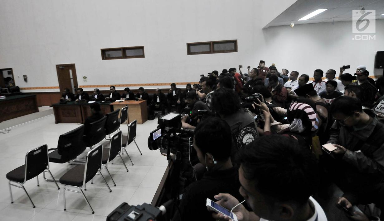 Sejumlah awak media saat meliput sidang vonis terdakwa Hercules Rosario Marshal terkait kasus penguasaan lahan milik PT Nila Alam di Pengadilan Negeri Jakarta Barat, Rabu (27/3). Majelis Hakim PN Barat memvonis Hercules 8 bulan penjara. (merdeka.com/Iqbal S. Nugroho)