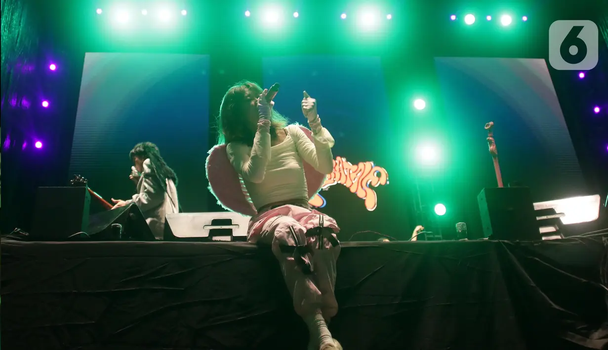 Vokalis grup band Vierratale, Widy Soediro Nichlany saat tampil di panggung Bergelora perhelatan Berdendang Bergoyang Festival, Kawasan Istora Senayan, Jakarta, Jumat (28/10/2022). Vierratale tampil menghentak dan enerjik dengan membawakan sejumlah lagu, diantaranya Seandainya, Terlalu lama, dll. (Liputan6.com/Helmi Fithriansyah)