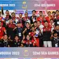 Ketua Umum PSSI Erick Thohir (tengah), Menpora Dito Ariotedjo, Ketua NOC Indonesia Raja Sapta Oktohari, CdM Lexyndo Hakim, staf pelatih, ofisial, dan pemain Timnas Indonesia U-22 berpose memegang medali emas SEA Games 2023 setelah mengalahkan Thailand dengan skor 5-2 pada laga final yang berlangsung di Olympic Stadium, Phnom Penh, Kamboja, Selasa (16/05/2023). (AFP/Nhac Nguyen)