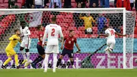 Masuk menit ke-12, Timnas Inggris berhasil memimpin lebih dulu. Umpan dari Jack Grealish mampu dituntaskan Raheem Sterling menjadi gol dengan sundulan. (Foto: AP/Pool/Justin Tallis)