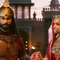 Deepika Padukone dan Ranbir Kapoor dalam film Padmavati (NDTV)