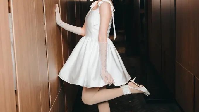 Potret Zee Asadel Tampil Manis Bak Ballerina dengan Mini Dress Putih Saat Hadiri Premiere Danur: The Last Chapter